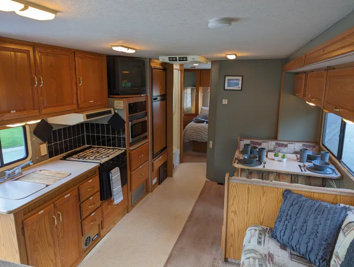 Wide open floor plan with the Slide Out extended and plenty of room for the entire family.  The renovated color/paint makes it HGTV ready!. Winnebago Minnie Winnie 1999