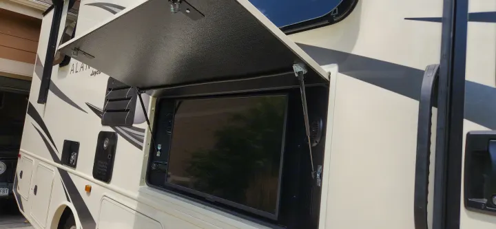 This RV rental features an open exterior compartment with an outdoor entertainment system, including a TV and speakers for al fresco viewing.. Jayco Alante 2021