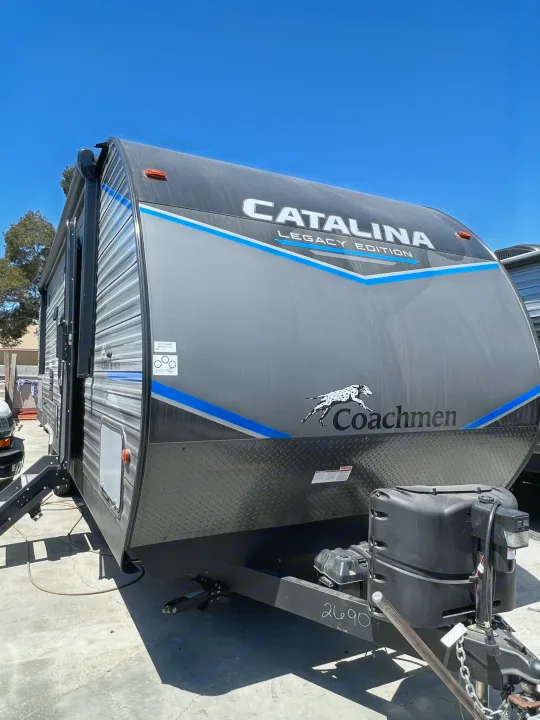 A grey Coachmen Catalina Legacy Edition travel trailer, ready for rv rental. Great recreational vehicle.. Coachmen Catalina 2022