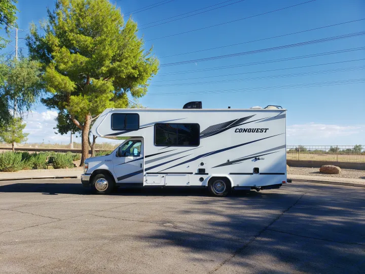 White Conquest RV rental parked outdoors on a sunny day, ready for your next road trip adventure.. Gulf Stream Conquest 2022