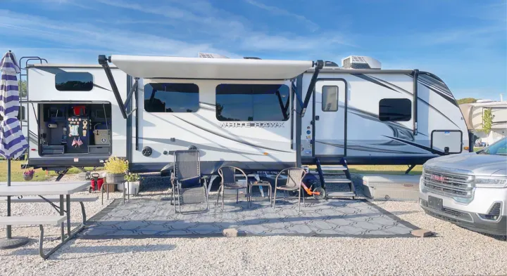 Two slides. Outdoor kitchen. Electric awning. Tv hookup and mount. Outside lights and surround sound speakers. Self mechanical leveling. . Jayco White Hawk 2022