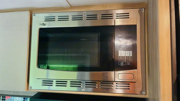 Convection microwave. Winnebago Micro Minnie 2021