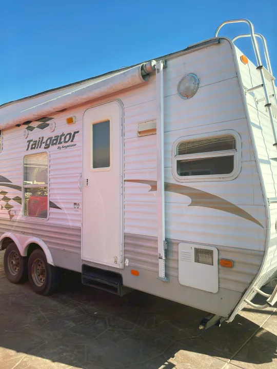 Side picture of you hauler.. Keystone tale-gator 2004