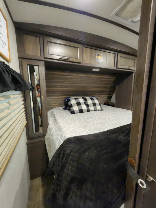 KING Bed. Crossroads Sunset Trail Ultra Lite 2020
