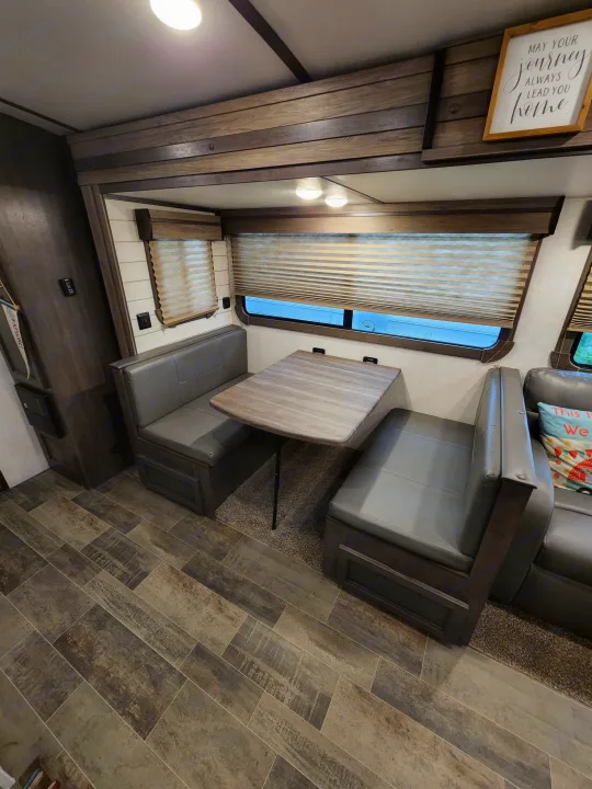 Dinette/ Bed. Crossroads Sunset Trail Ultra Lite 2020