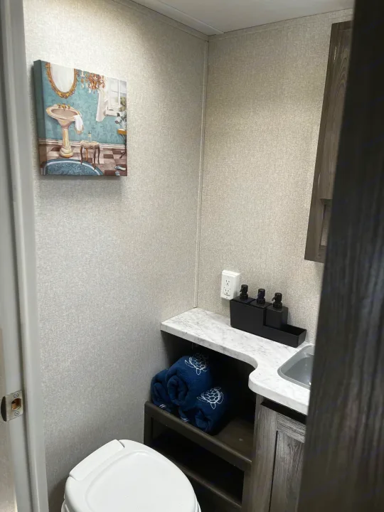 Main bathroom . Shasta Oasis 2021