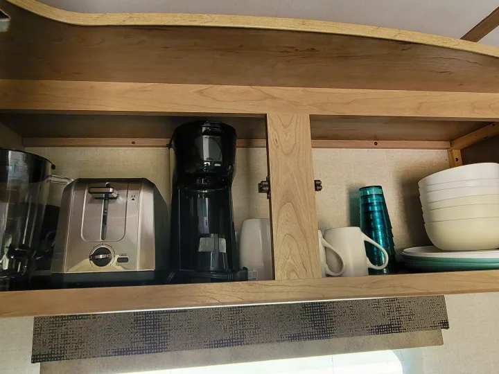 Coffe Maker, Toaster, Blender Dishes. Winnebago Micro Minnie 2020