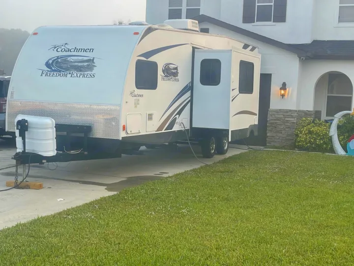 Coachmen Freedom Express 2015