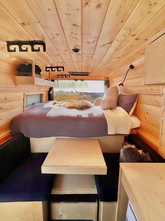 Queen bed and dining . Dodge ProMaster High Roof 2500 159"wheelbase 2021