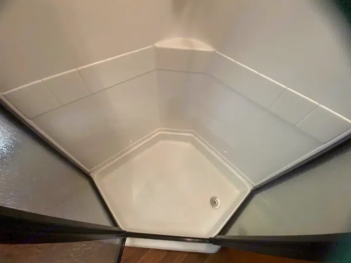 Clean, compact RV shower perfect for your rv rental trip. Features a white corner basin & molded tile-like walls with a drain.. Coachman Freelander 27QB 2011