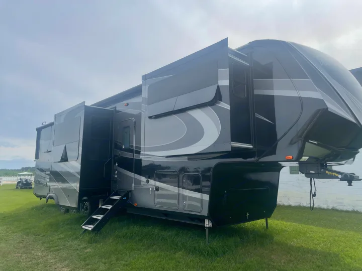 Grand Design Momentum 2019