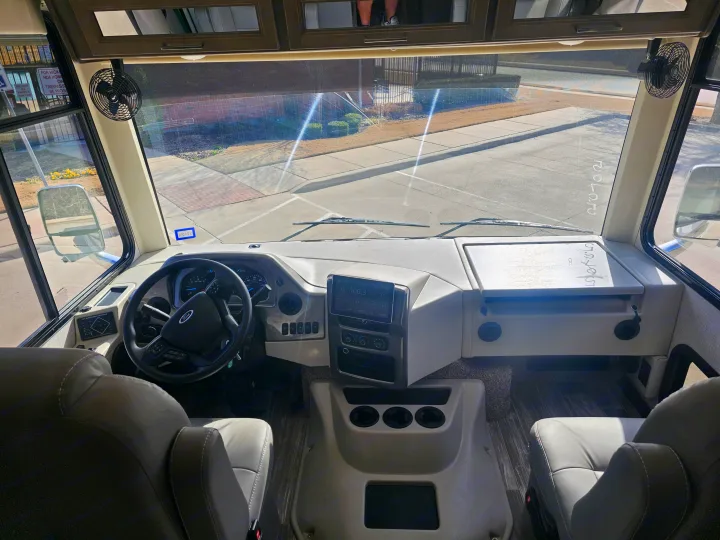 Thor Motor Coach Hurricane 2024