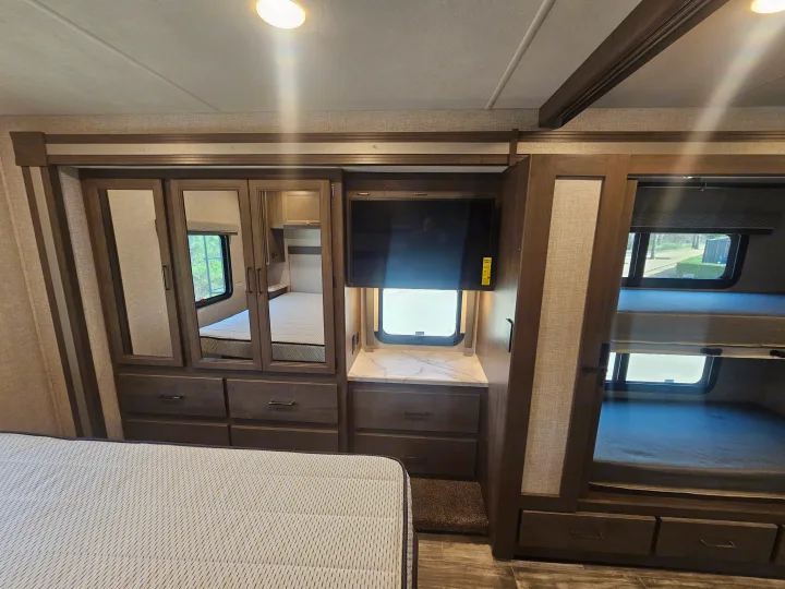 Thor Motor Coach Hurricane 2024