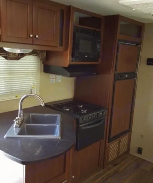 Kitchen comes with all necessities . Heartland Prowler Lynx 2015