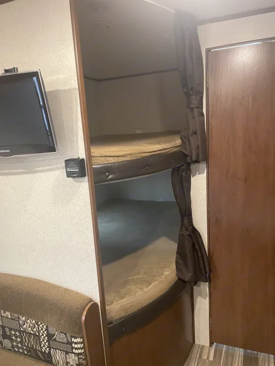 RV rental: Two comfy bunk beds with privacy curtains, a TV, and a thermostat for your travel adventures.. Jayco Jay Flight SLX 2017