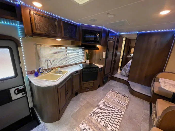 Great counter space with double sink and gas cooktop. Forest River Coachmen Freelander 2018
