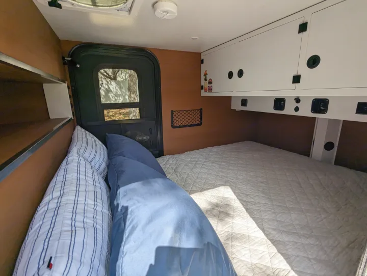 Tommy Hilfiger linens, restful nights ahead. Sasquatch Expedition Campers Highland 60 2023