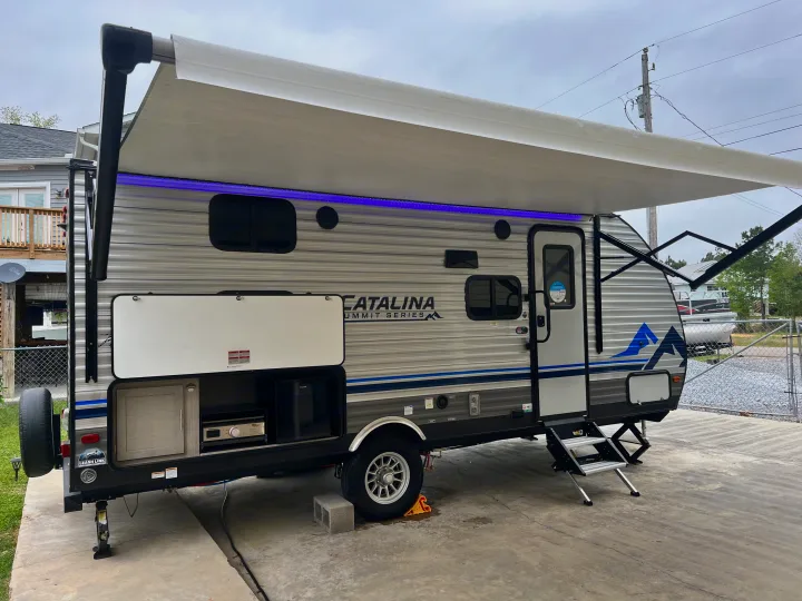 This Catalina Summit Series travel trailer, perfect for your next RV rental, features an extended awning with LED lights and an outdoor kitchen.. Forest River Coachmen Catalina Summit 2022