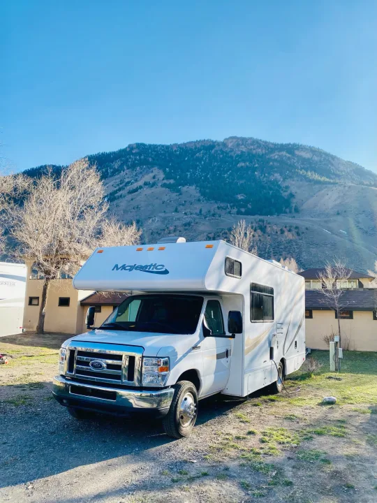 White Majestic RV rental parked at a scenic mountain campground, ready for adventure.. Thor Freedom Elite 2019