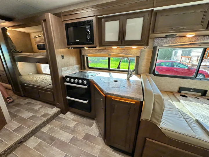 Thor Motor Coach Chateau 2022
