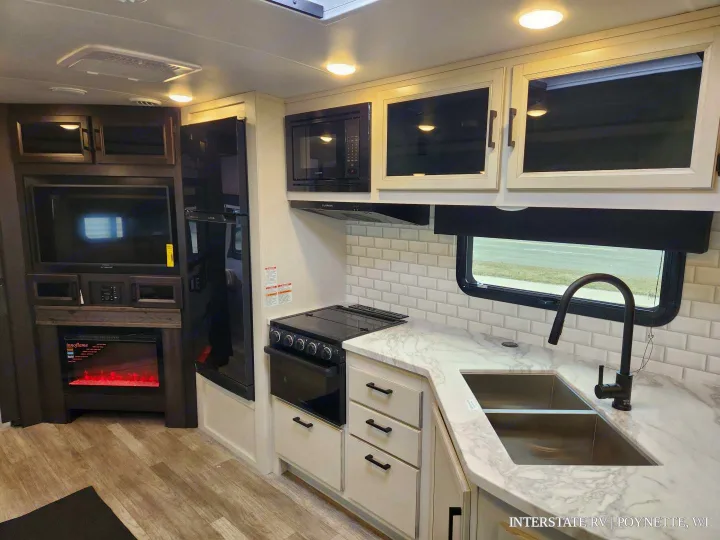 Experience comfort in this modern RV rental! Features a full kitchen, TV, and fireplace. Perfect for your next adventure.. Jayco Whitehawk 2023