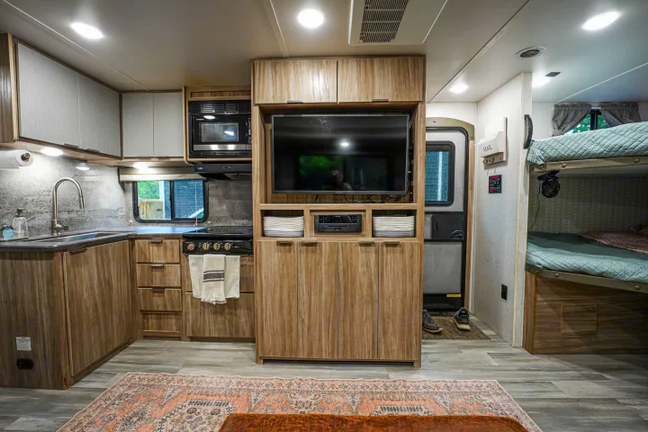 Experience cozy living in this modern RV rental! Features a well-equipped kitchen, entertainment center, and bunk beds.. Winnebago Minnie 2022