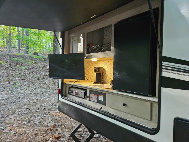 Large outside kitchen with propane hookup for the 36" Blackstone Griddle. . KZ CONNECT SE 2021