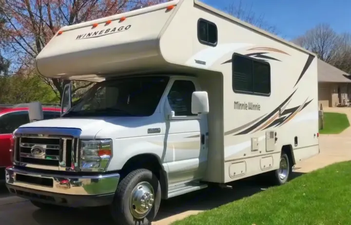 White Winnebago Minnie Winnie RV rental parked in a driveway. Ready for adventure!. Winnebago Minnie Winnie 2016