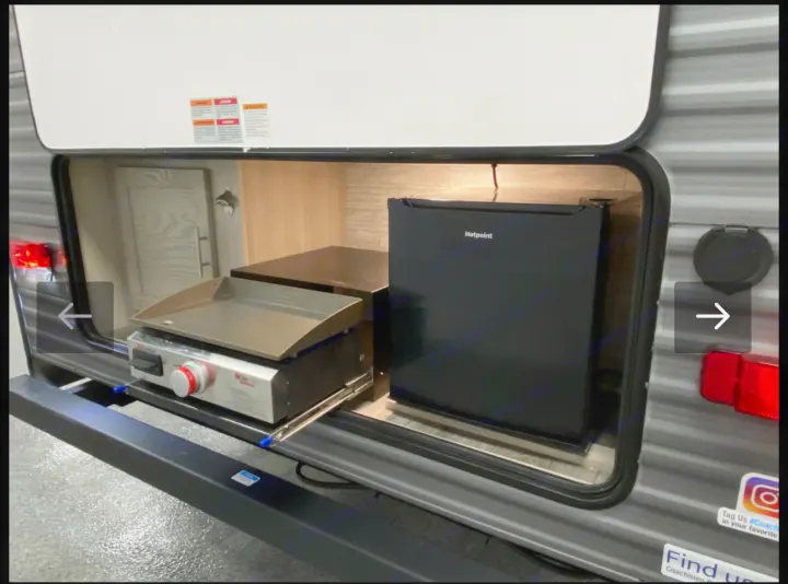 This RV rental features a convenient outdoor kitchen with a pull-out griddle grill and a Hotpoint mini-fridge.. Coachmen Catalina 2023