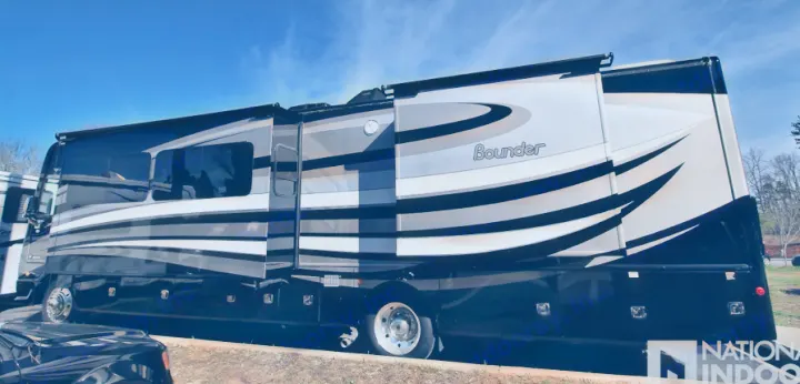Stunning Bounder RV rental: a large black, white & grey motorhome. Perfect for premium road trip adventures.. Fleetwood Bounder 2017