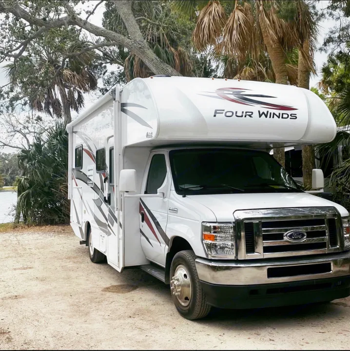 The ‘Janis J.’ in full vacay mode, St. Pete, Florida. . Thor Four Winds 2022