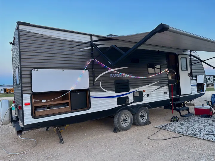 Outdoor kitchen, awning and outdoor mat. Aspen Trail Aspen Trail Trailer 2018