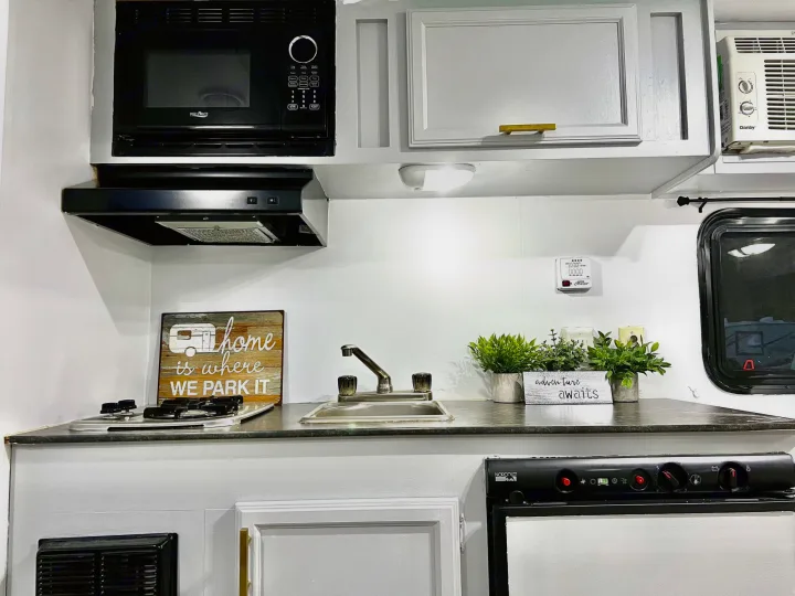 Beautiful kitchen and counter space for preparing dinner or lunch.. Starcraft AR-One 2016