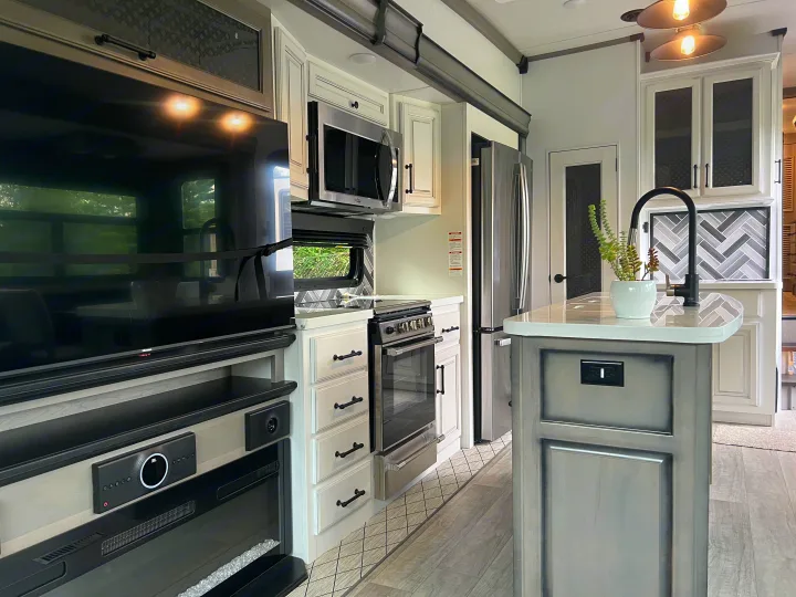 Experience our modern **RV rental**! Features a full kitchen with island, stainless appliances, and cozy living area with fireplace.. Keystone RV Montana Legacy Edition 2022