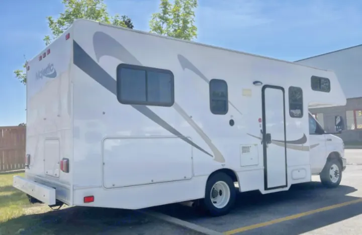 White RV rental: A large recreational vehicle with grey decals & windows, ready for adventure.. Thor Majestic 2018