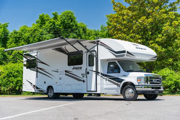 This white Jayco Redhawk Class C RV is parked with its awning extended. Ideal for your next rv rental road trip or outdoor adventure.. Jayco Redhawk 2019