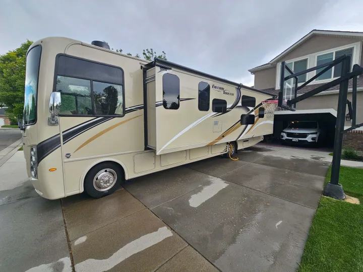 Large beige Freedom Traveler RV parked on a wet driveway, great for your next rv rental adventure or family trip.. Thor Freedom Traveler 2020