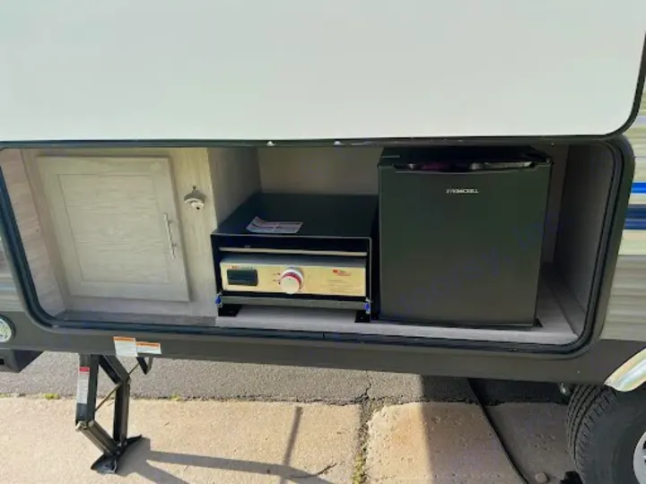 Enjoy easy outdoor cooking with this rv rental featuring a compact outdoor kitchen: mini-fridge, griddle, and cabinet.. Coachmen Catalina Summit 184BHS 2022