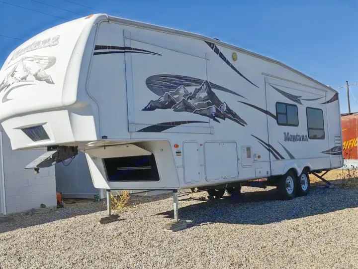 White exterior. Nice condition, no scratches or dents. Plenty of storage.
. Keystone RV Montana 2007