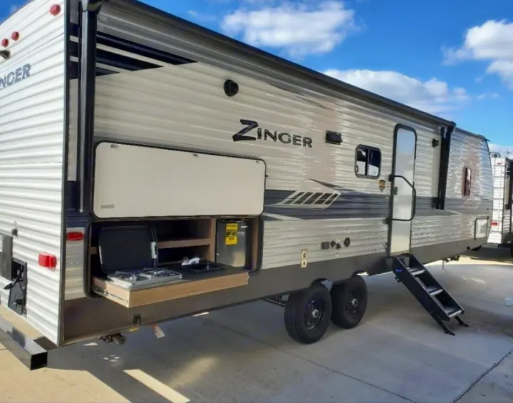 Explore this Zinger travel trailer RV rental, featuring a pull-out outdoor kitchen with stove & sink, plus entry steps.. Crossroads RV Zinger 2020