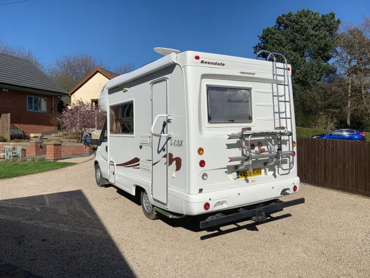 White Avondale motorhome parked on a sunny gravel driveway, ready for an RV rental adventure.. Fiat Ducato 2005
