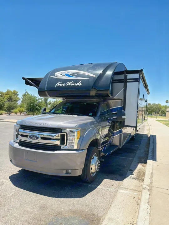 Explore in style! This modern gray and black Four Winds Super Duty **RV rental**, with a slide-out, is ready for adventure.. Thor Four Winds 2017