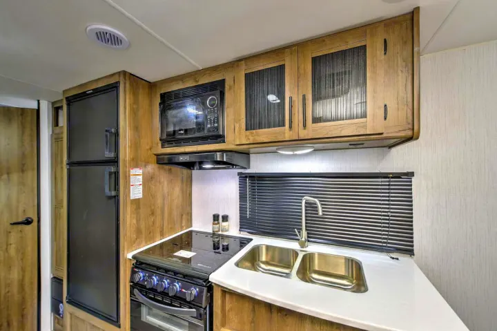 Gas range and oven.. Heartland RVs Pioneer 2023