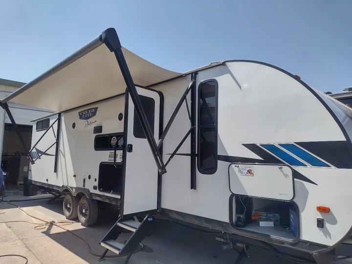 White travel trailer RV, CRUISE LITE Platinum model, with an extended awning and open compartments. Great for an rv rental.. Forest River Salem Cruise Lite 2023