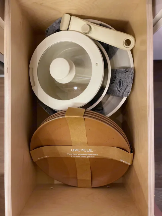 RV rental kitchen drawer: white pot with lid, removable handle, & felt-lined plates (UPCYCLE. bamboo/coffee grounds).. Dodge Ram Promaster 3500 C/V HR 159 EXT 2023
