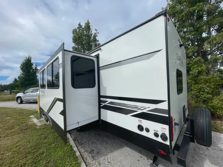 This Kodiak Ultra Lite travel trailer RV rental, with its slide-out extended, is ready for your next adventure.. Dutchmen Kodiak Ultra Lite 2021