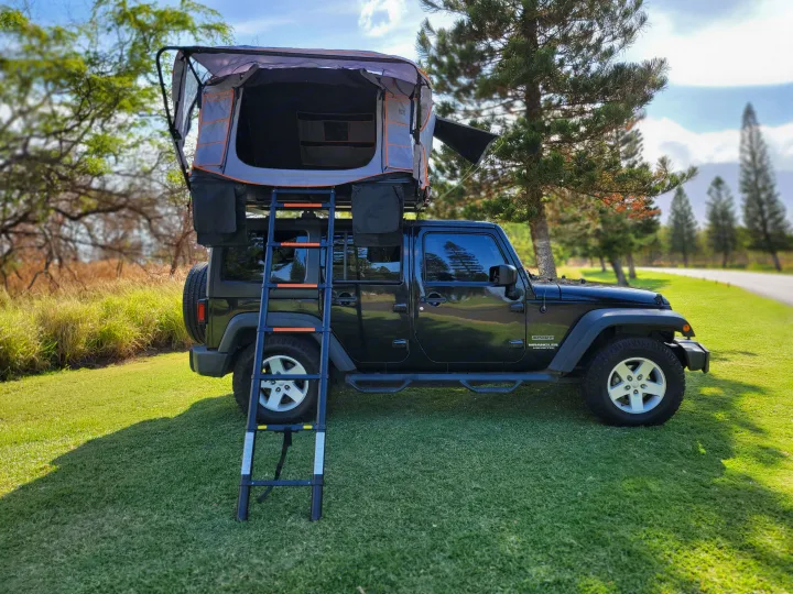 Rooftop tent on a black Jeep Wrangler, ready for your RV rental camping adventure in nature.. Jeep Jeep Wrangler Overland 2017
