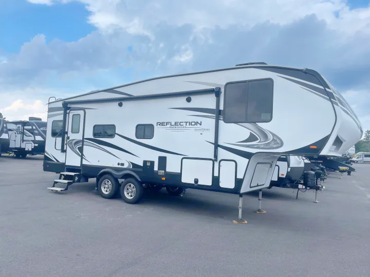 Explore adventure with this Grand Design Reflection fifth-wheel RV, ideal for an rv rental vacation. White with black trim.. Grand Design Reflection 2021