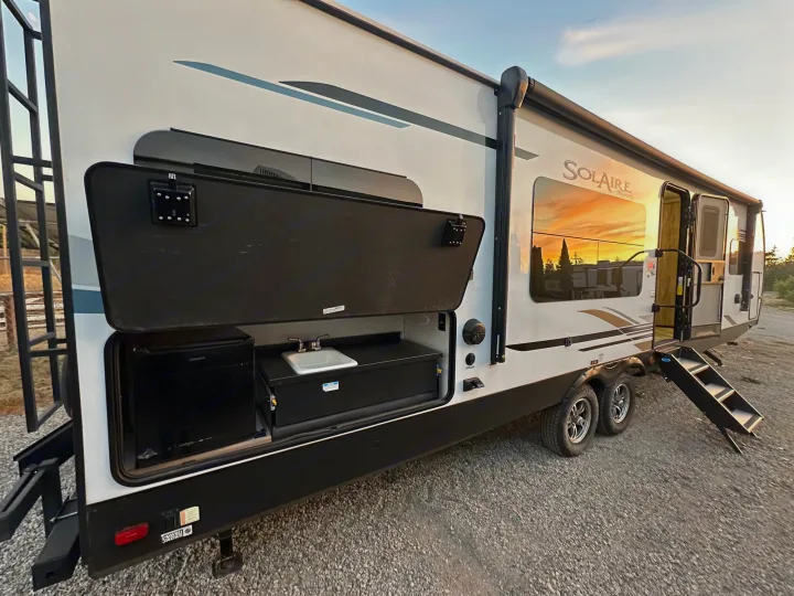 Luxury rv rental with an amazing outdoor kitchen (fridge, sink) & extended steps, ready for camping trips.. Palomino Salaire Ultralite 2022
