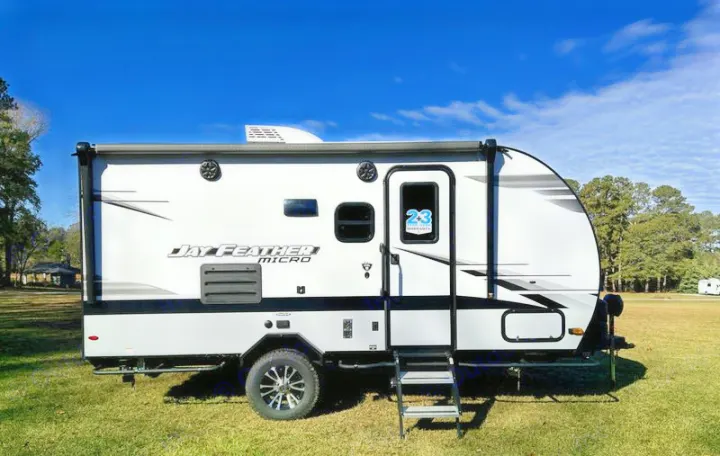 20.2 ft long makes this a small but comfy trailer to haul for almost everyone!. Jayco Jay Feather Micro 2023